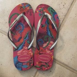 Havaianas silver thin strap flip flops size 9/10 W